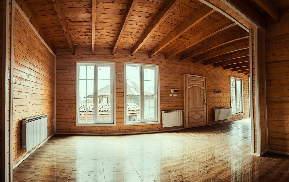 Wohnzimmer mit Holzdecke, leer